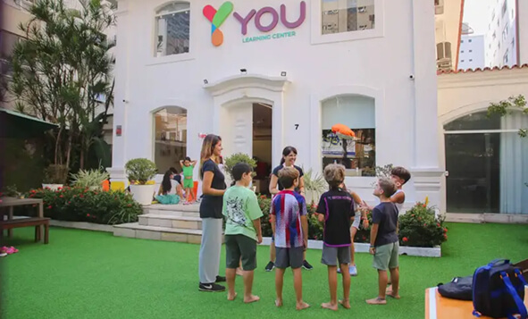 Crianças brincando no parquinho