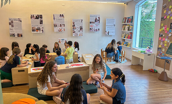 Crianças estudando em grupo