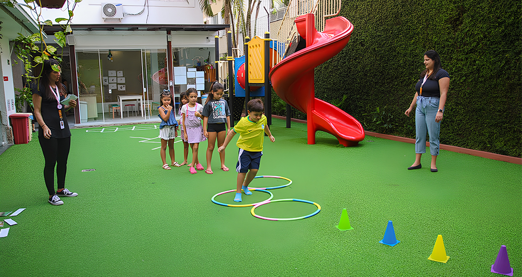 Crianças brincando no pátio